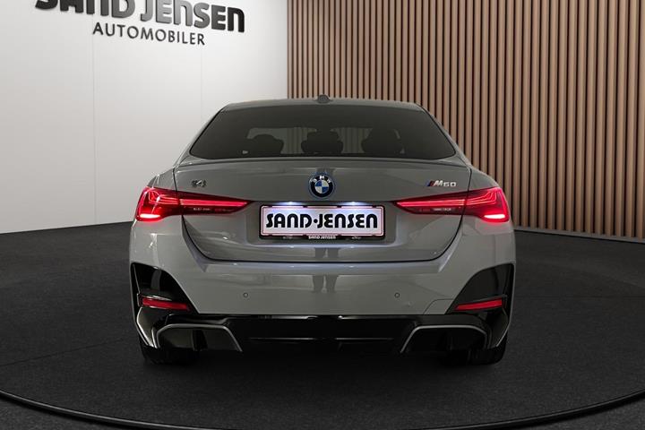 Grå BMW i4 fra 2026