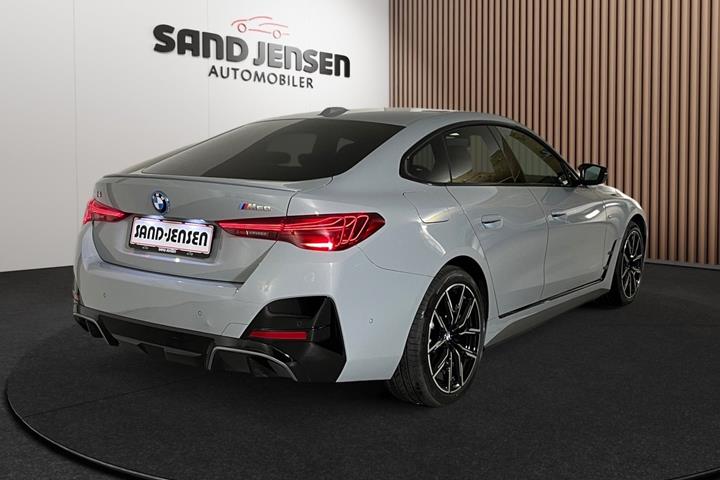Grå BMW i4 fra 2026