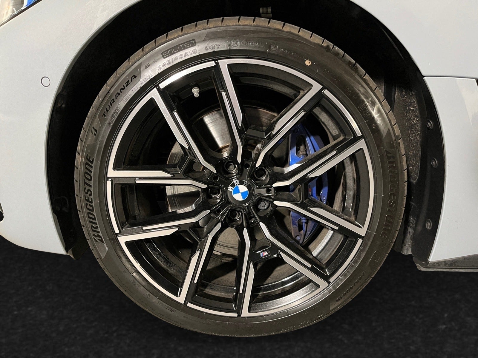 Grå BMW i4 fra 2026