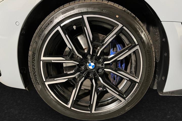 Grå BMW i4 fra 2026