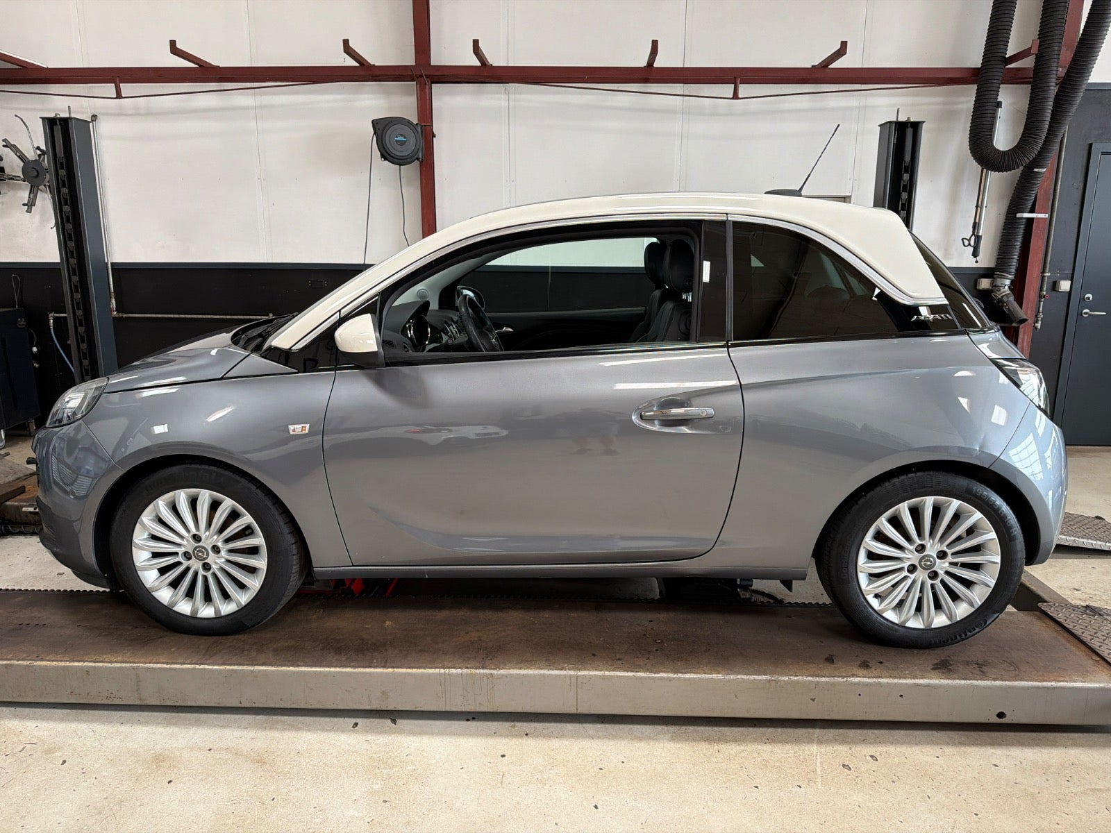 Grå Opel Adam fra 2017