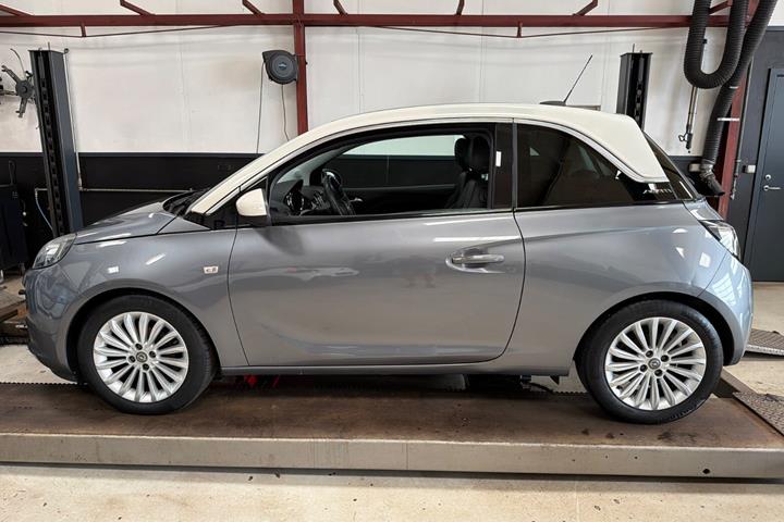 Grå Opel Adam fra 2017