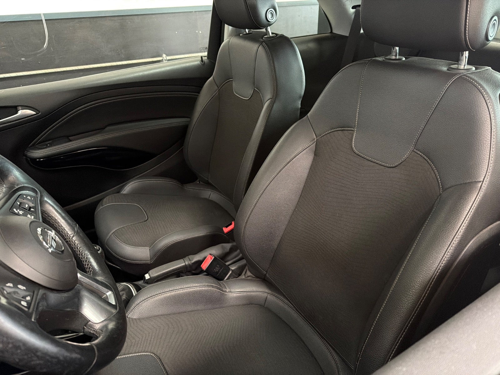 Grå Opel Adam fra 2017