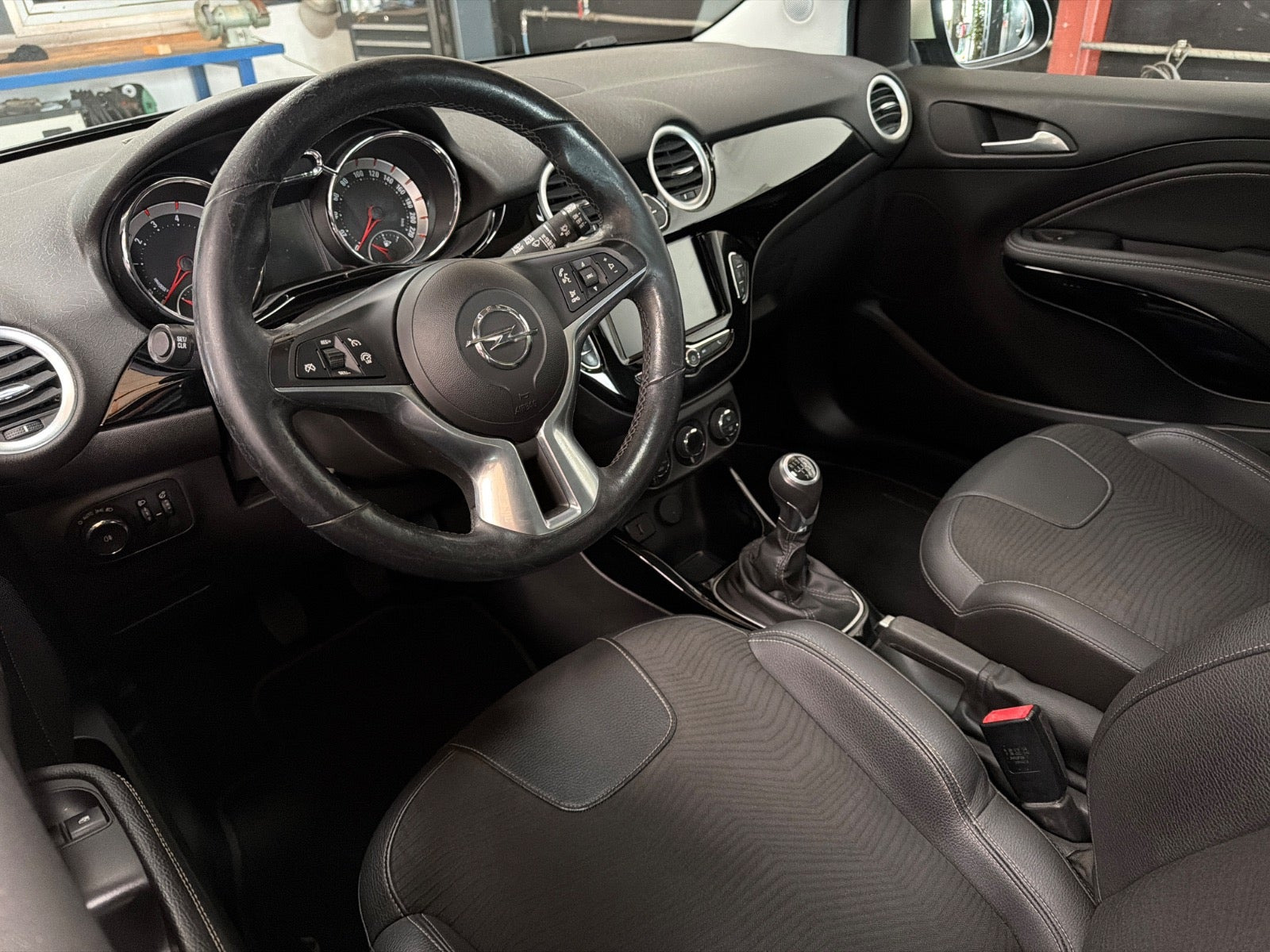 Grå Opel Adam fra 2017