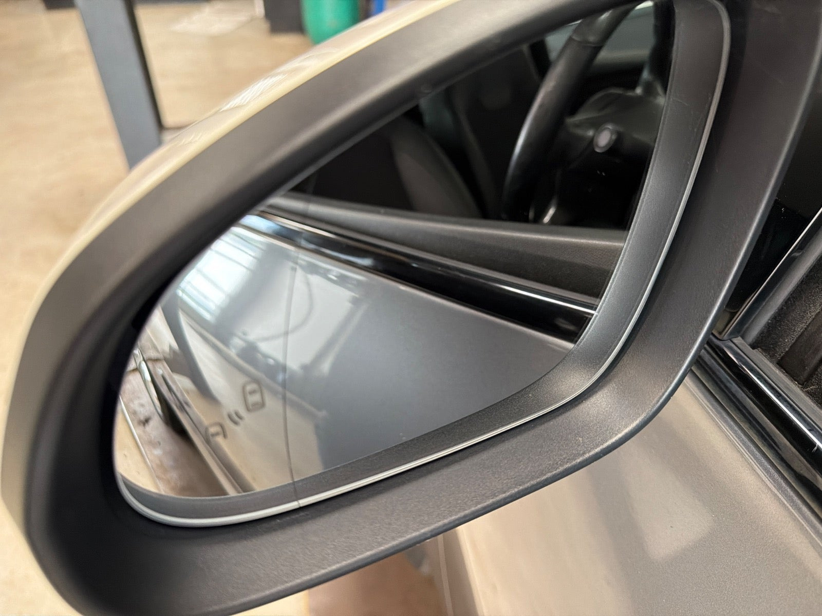 Grå Opel Adam fra 2017