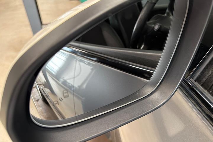 Grå Opel Adam fra 2017