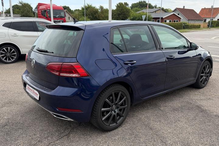 Blå VW Golf VII fra 2019