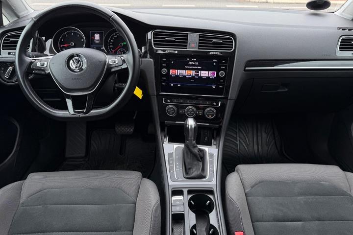 Blå VW Golf VII fra 2019