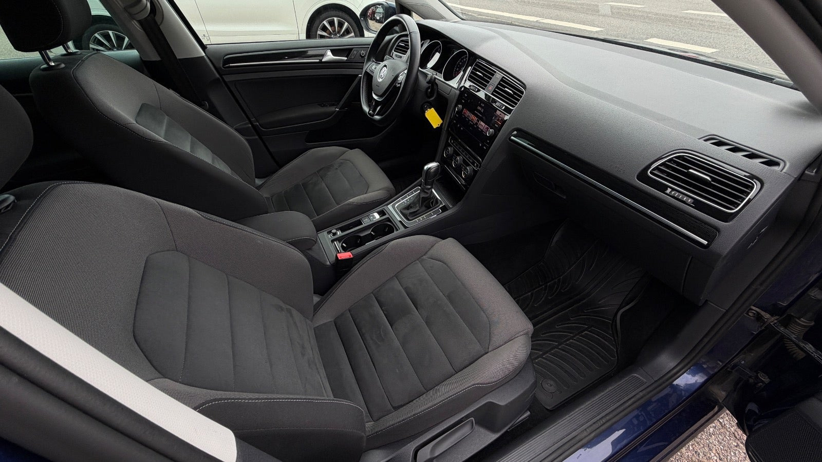 Blå VW Golf VII fra 2019