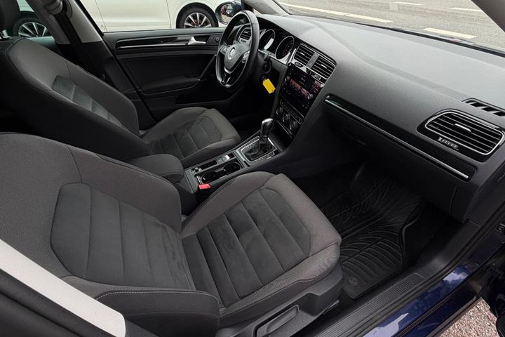 Blå VW Golf VII fra 2019