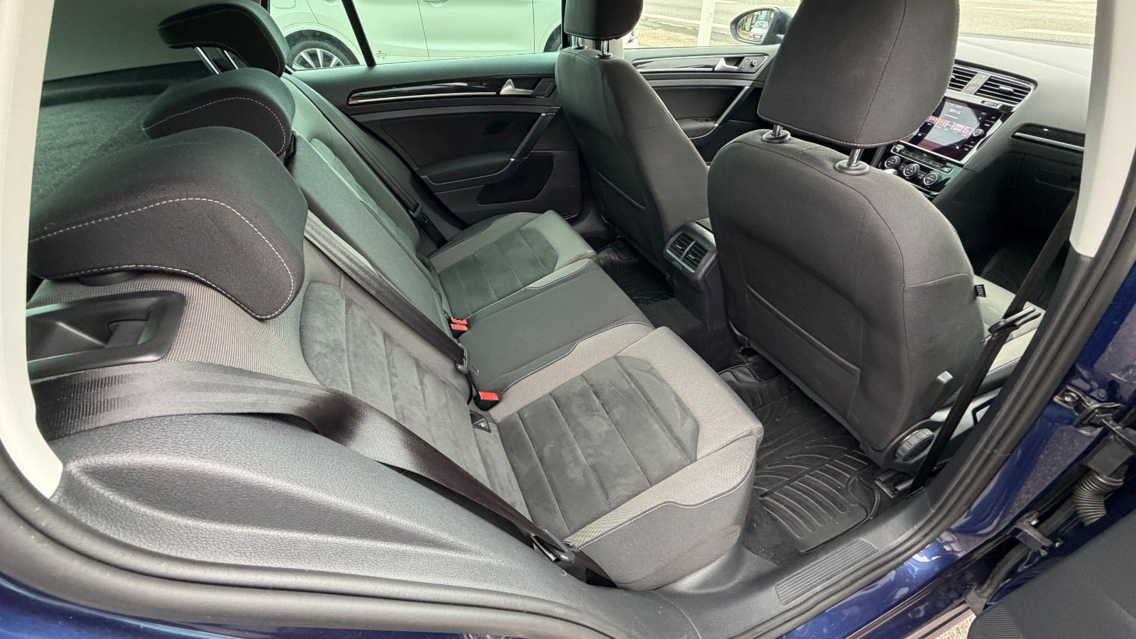 Blå VW Golf VII fra 2019