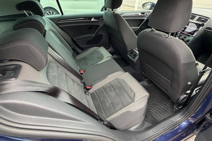 Blå VW Golf VII fra 2019