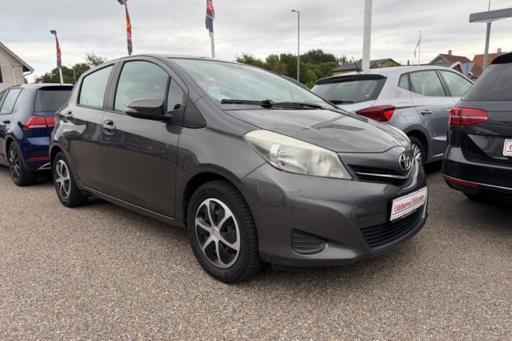 Grå Toyota Yaris fra 2011