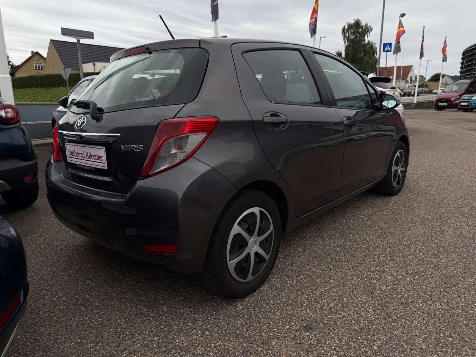 Grå Toyota Yaris fra 2011