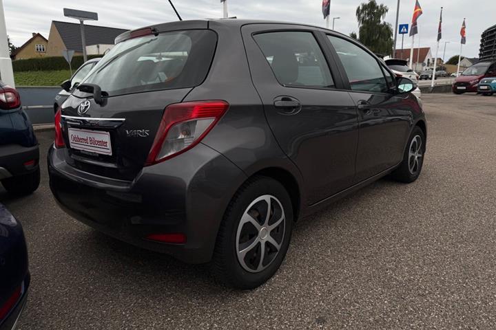 Grå Toyota Yaris fra 2011