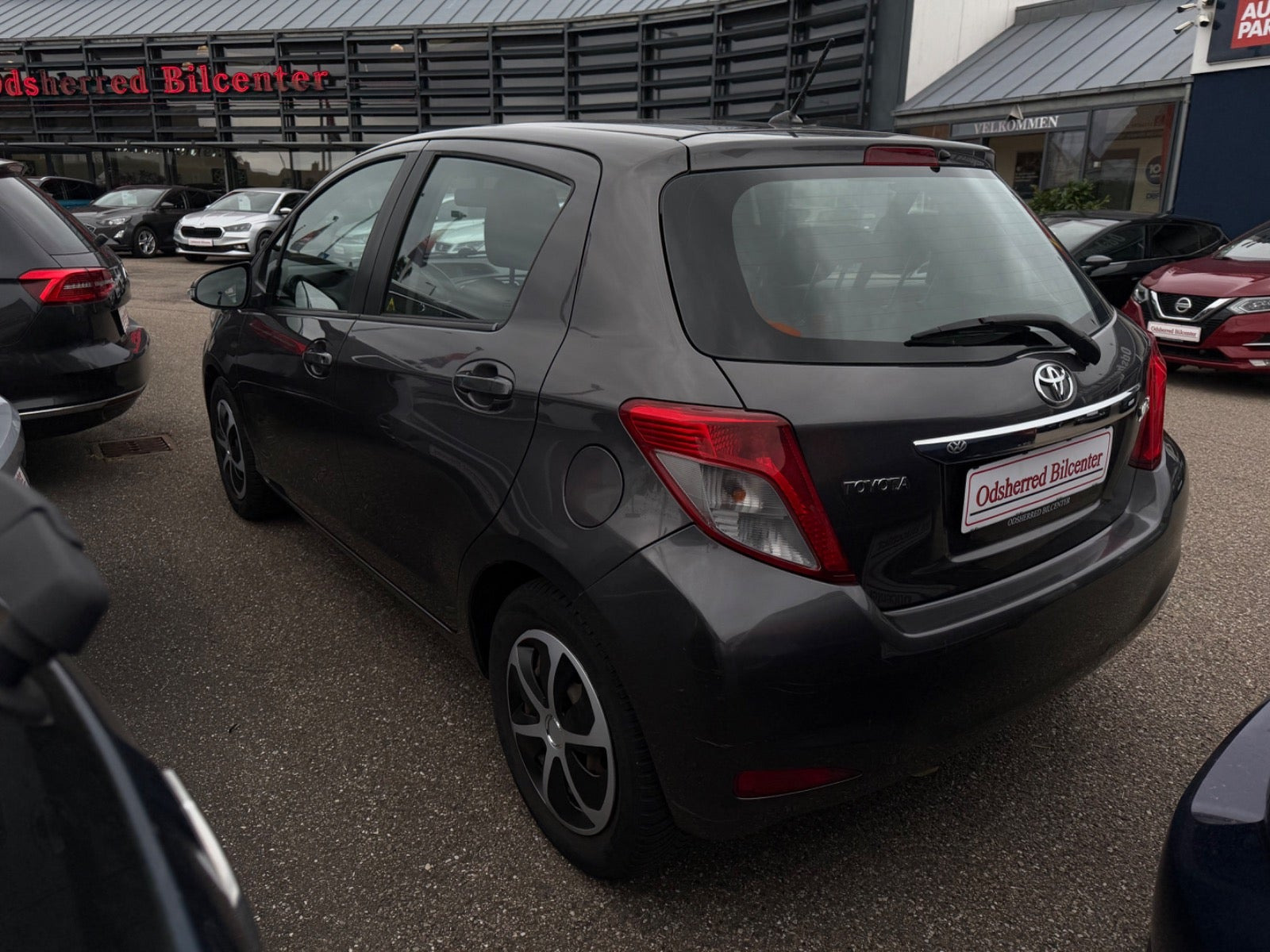 Grå Toyota Yaris fra 2011