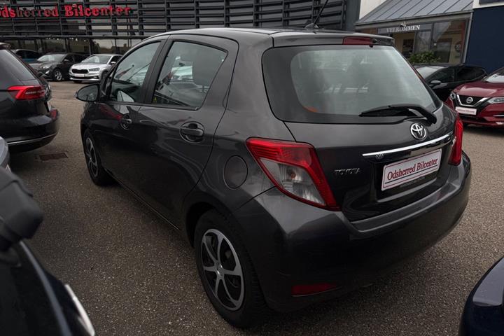 Grå Toyota Yaris fra 2011