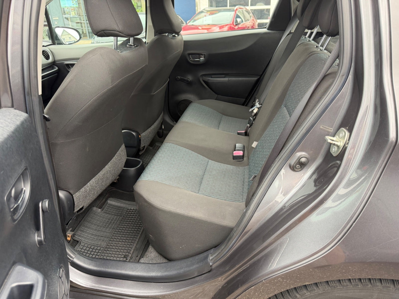 Grå Toyota Yaris fra 2011