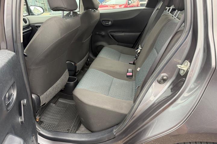 Grå Toyota Yaris fra 2011