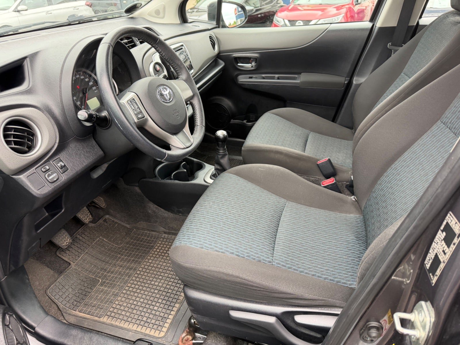 Grå Toyota Yaris fra 2011
