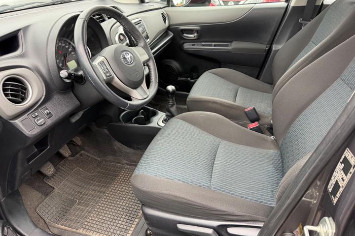 Grå Toyota Yaris fra 2011