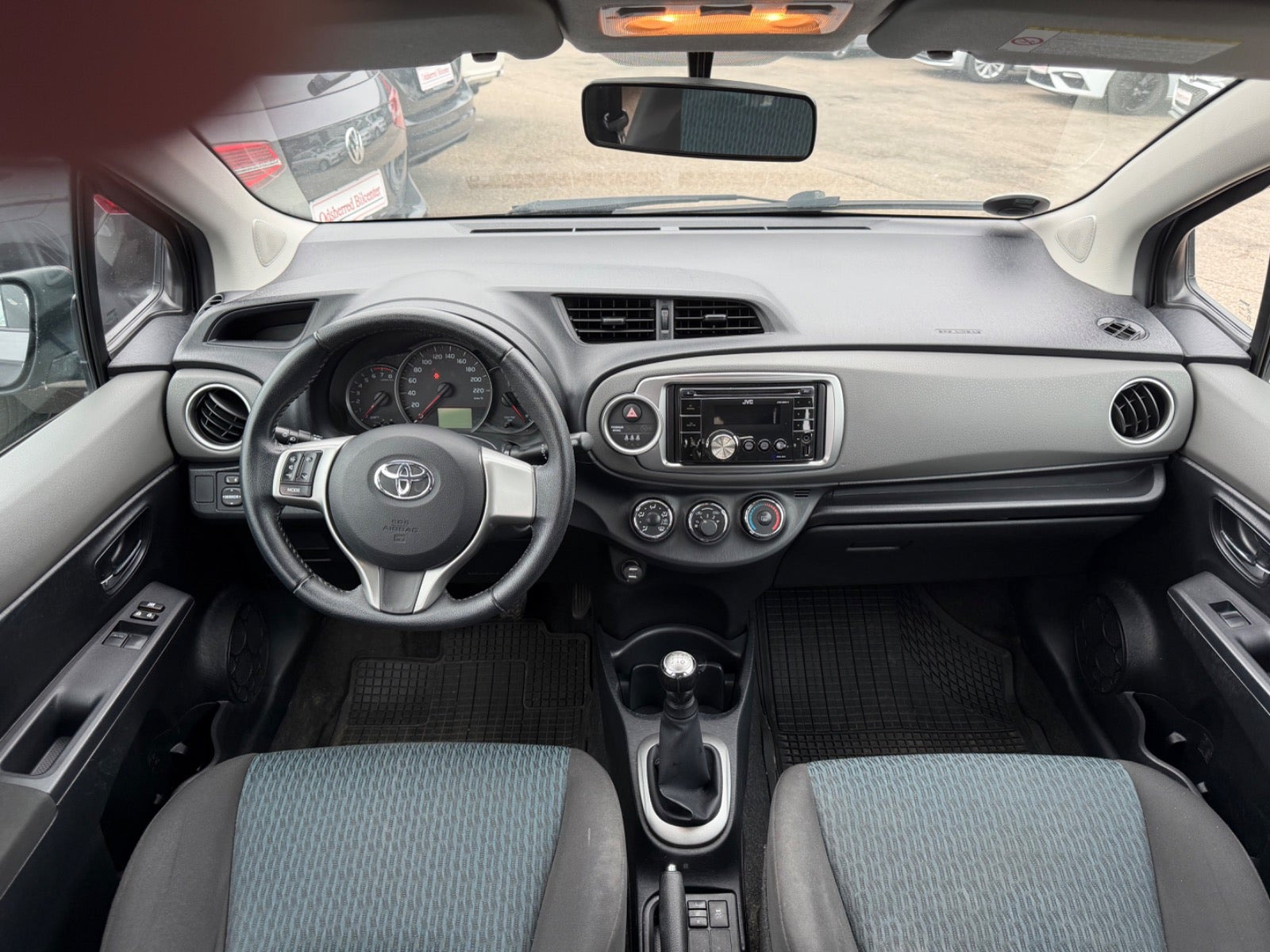 Grå Toyota Yaris fra 2011