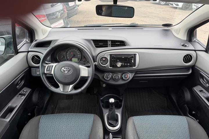 Grå Toyota Yaris fra 2011