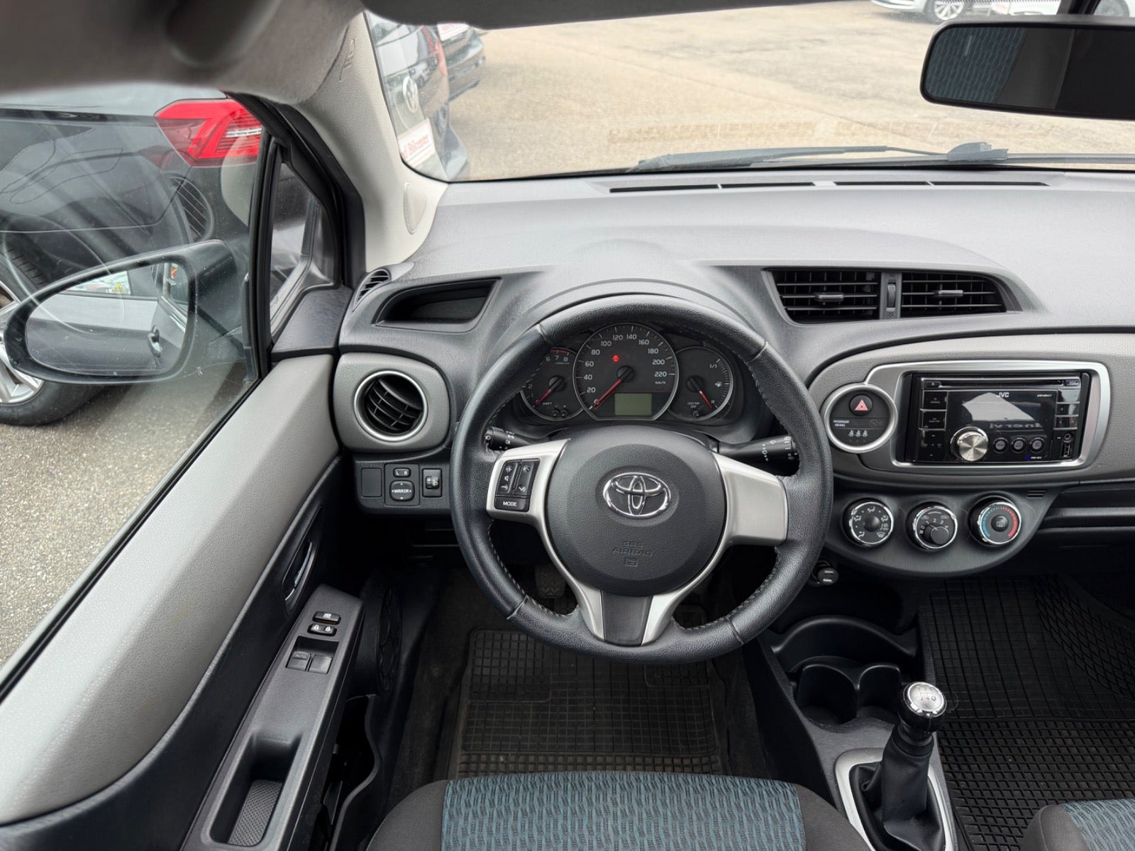 Grå Toyota Yaris fra 2011