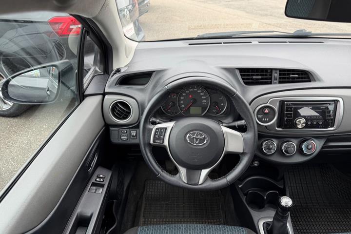 Grå Toyota Yaris fra 2011