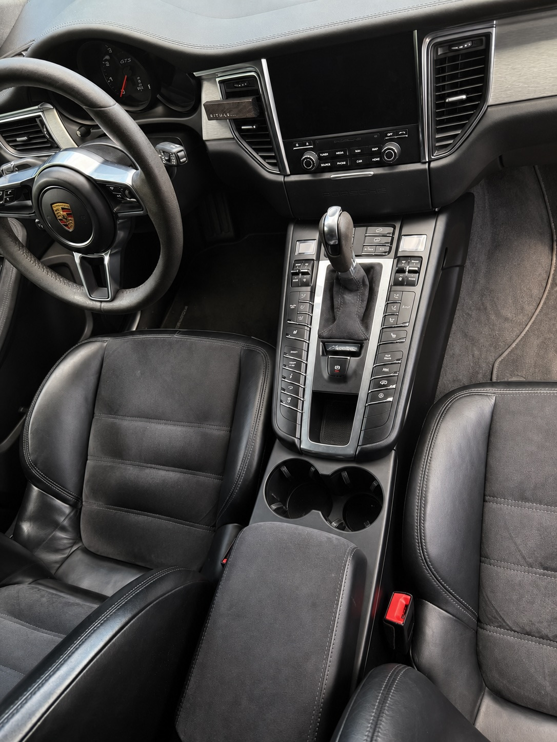 Sort Porsche Macan GTS fra 2017