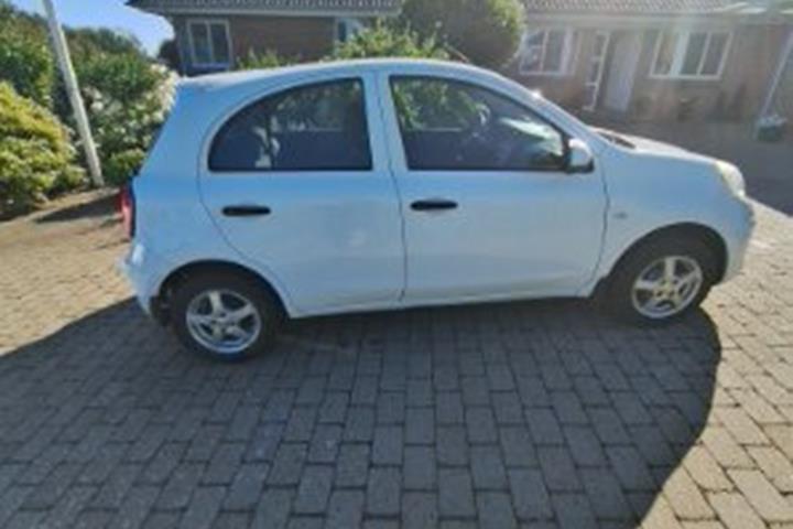 Hvid Nissan Micra fra 2012