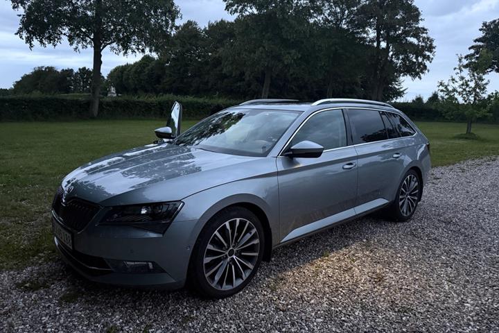 Grå Skoda Superb fra 2018 set udefra