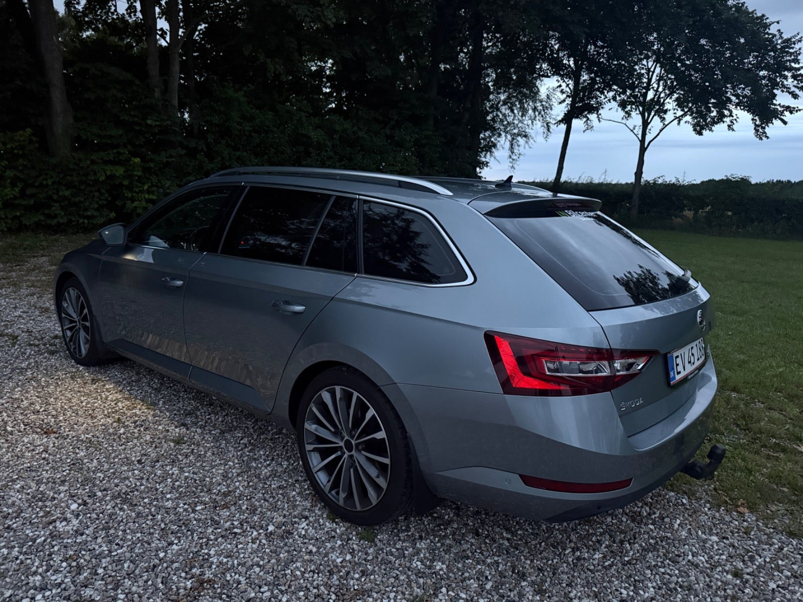 Grå Skoda Superb fra 2018