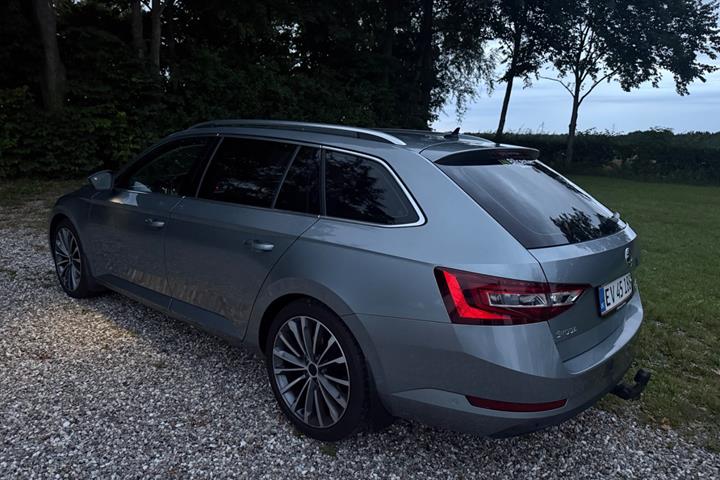 Grå Skoda Superb fra 2018