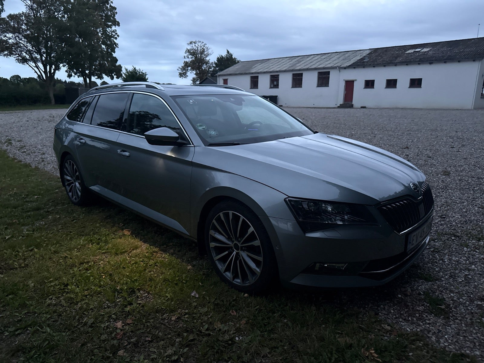 Grå Skoda Superb fra 2018