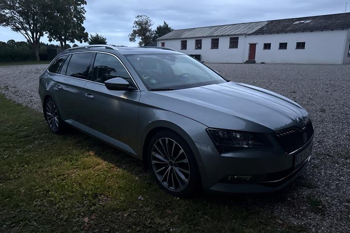 Grå Skoda Superb fra 2018