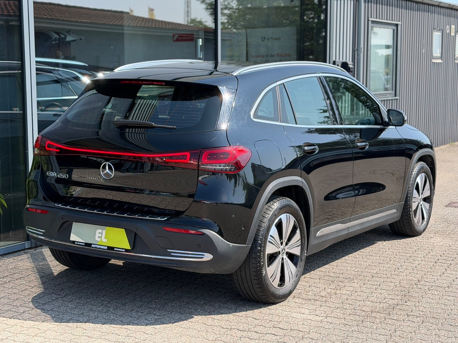 Sort Mercedes EQA250 fra 2023