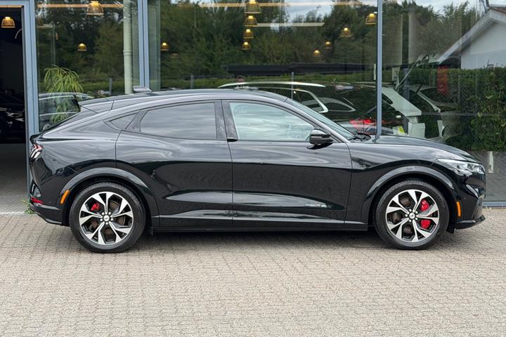Sort Ford Mustang Mach-E fra 2023