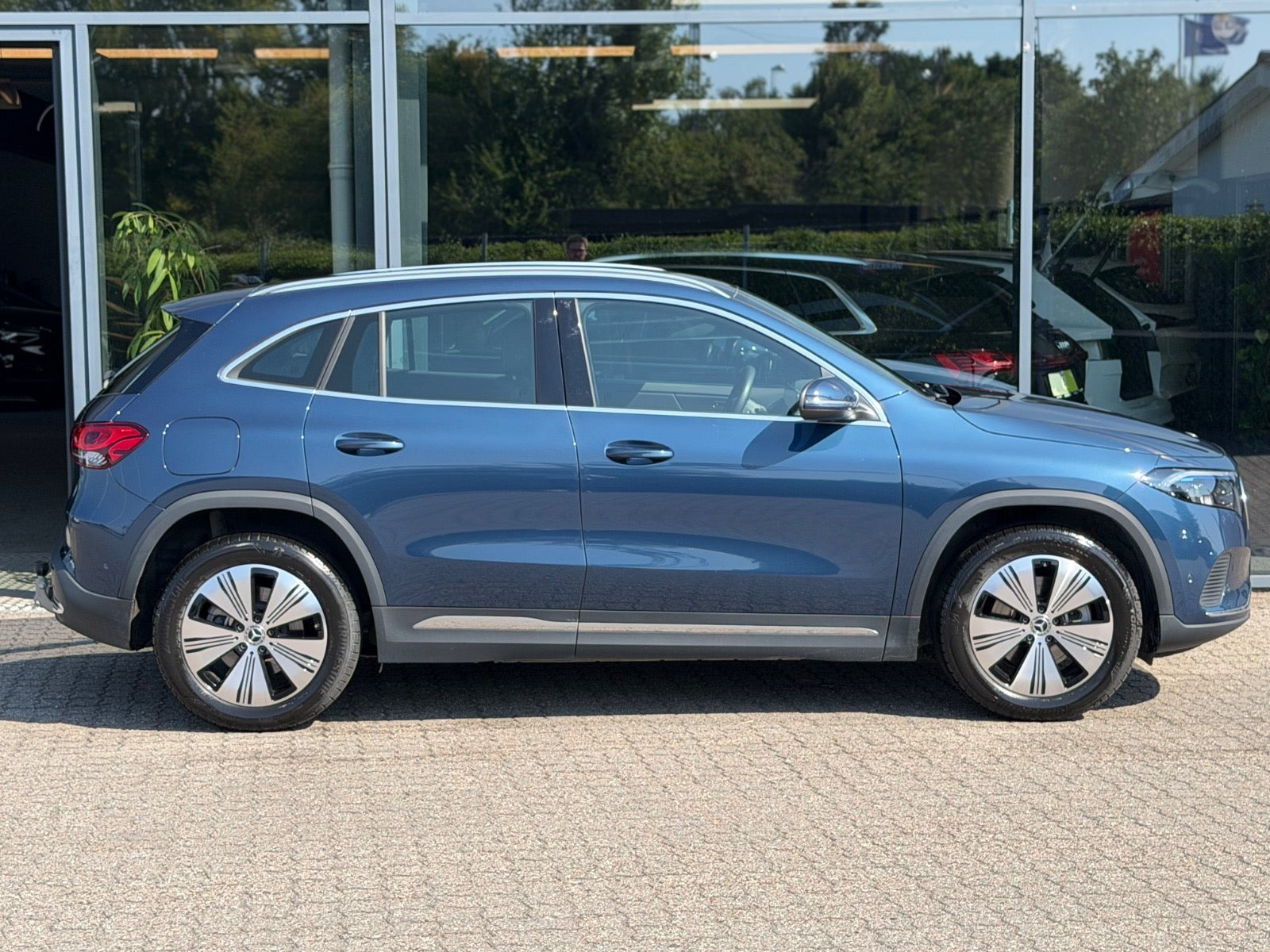 Blå Mercedes EQA250 fra 2023