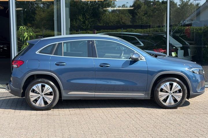 Blå Mercedes EQA250 fra 2023