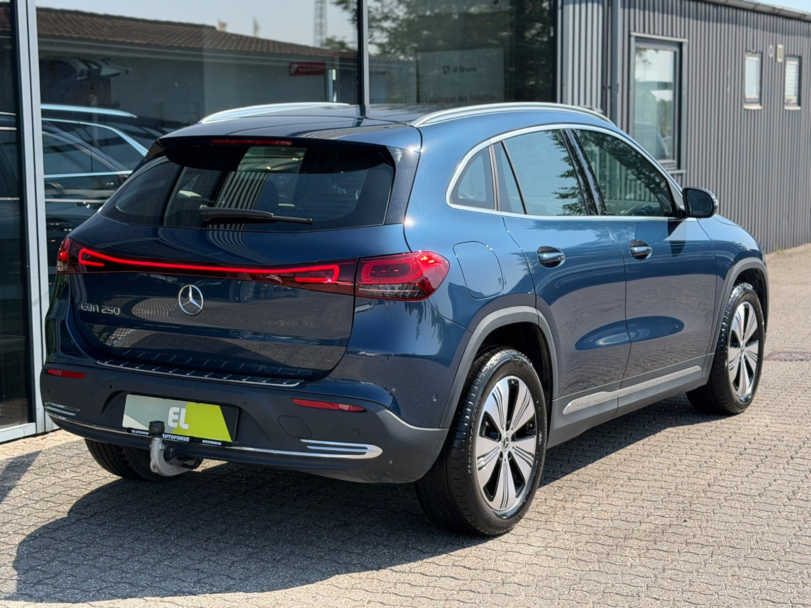 Blå Mercedes EQA250 fra 2023