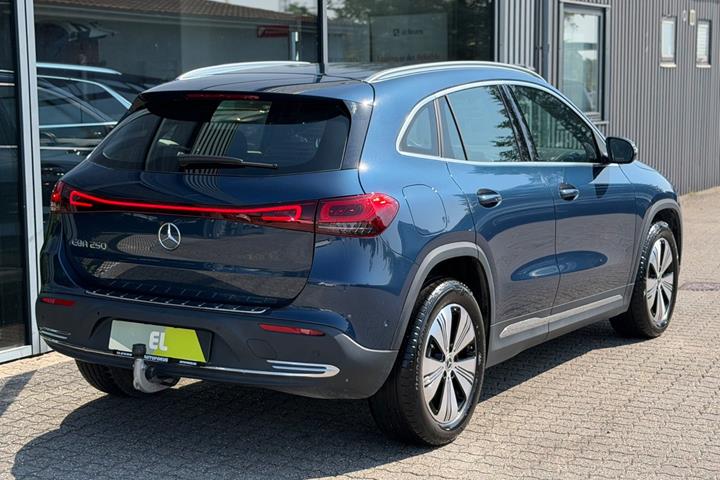 Blå Mercedes EQA250 fra 2023