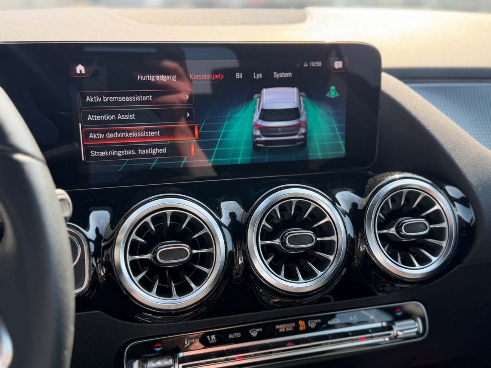 Blå Mercedes EQA250 fra 2023