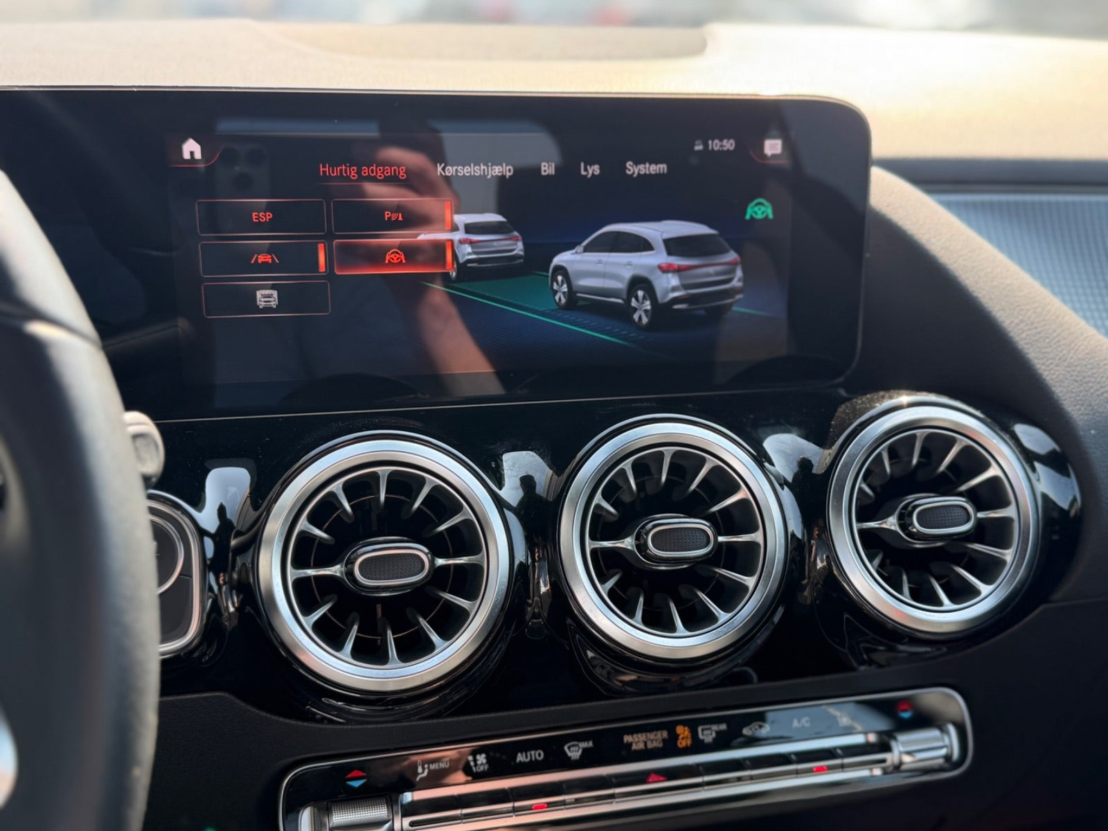 Blå Mercedes EQA250 fra 2023