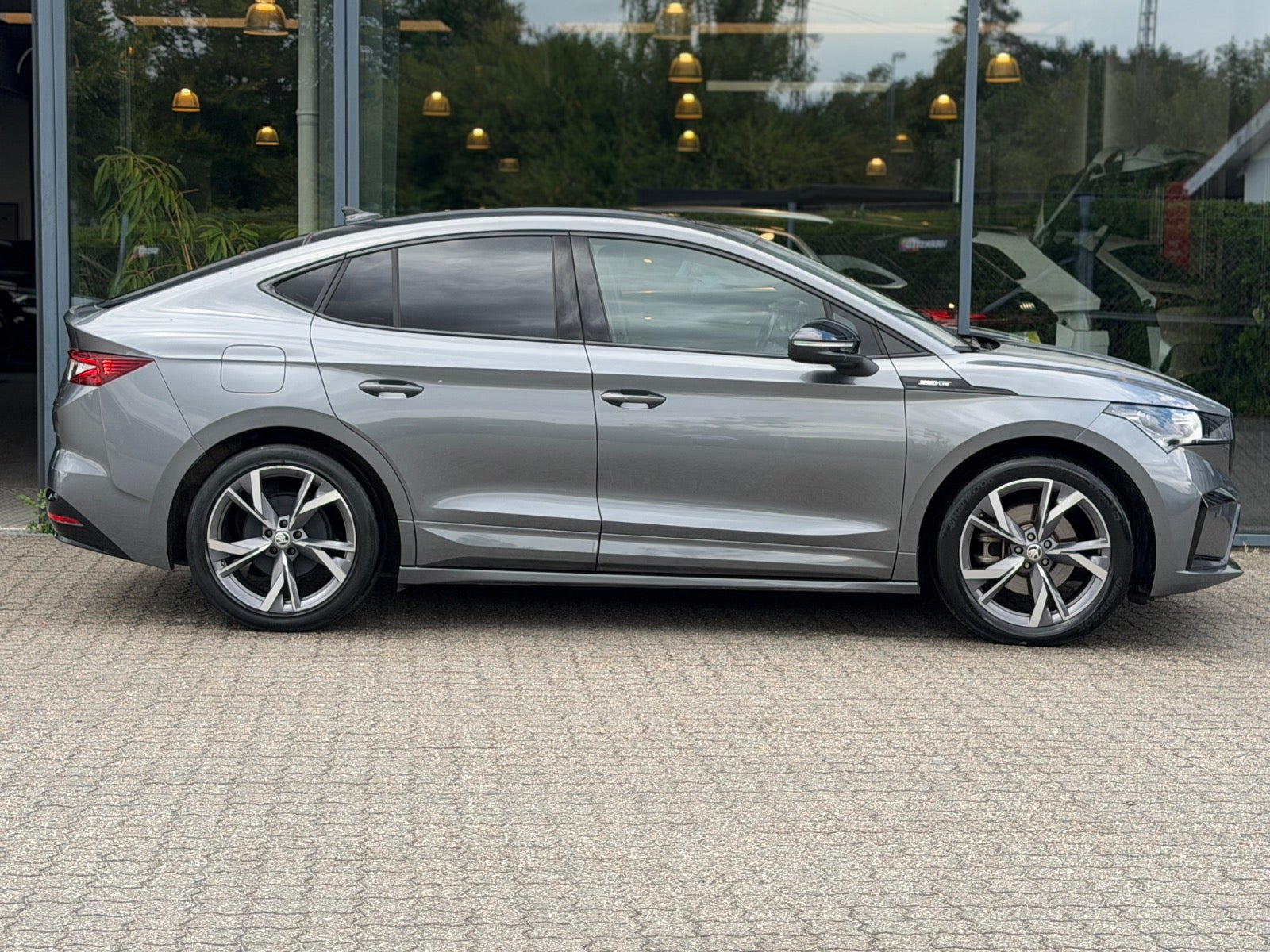 Grå Skoda Enyaq fra 2023