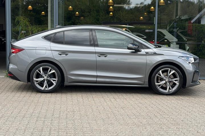 Grå Skoda Enyaq fra 2023
