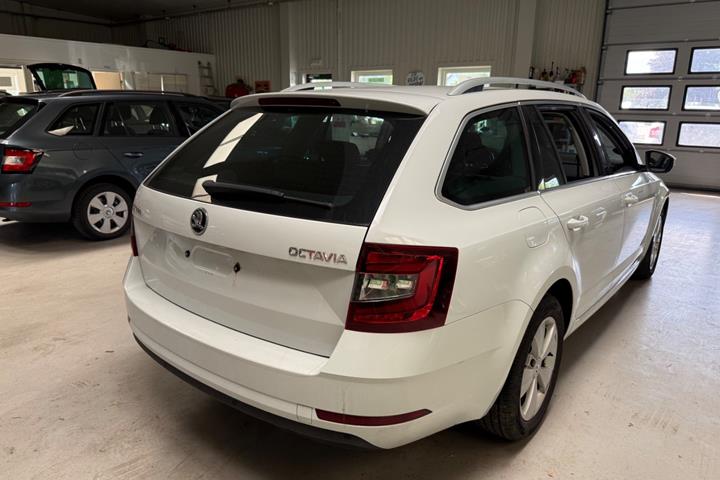 Hvid Skoda Octavia fra 2018