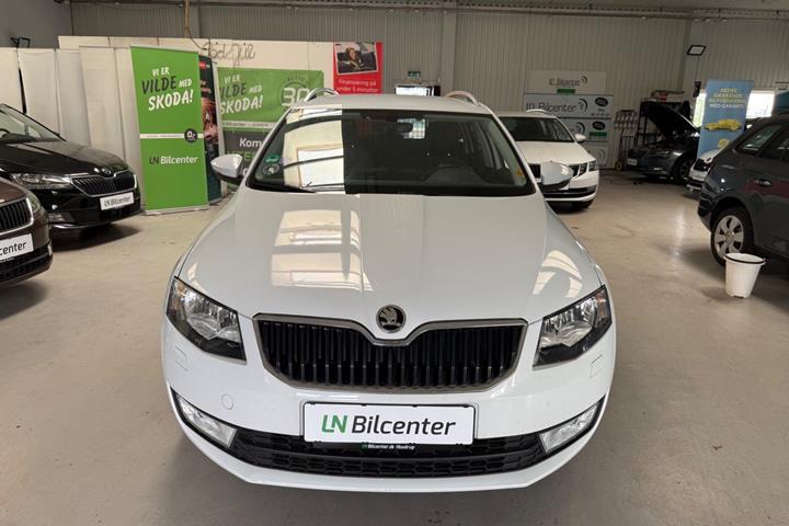 Hvid Skoda Octavia fra 2017