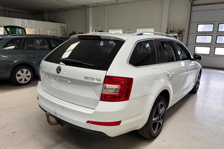 Hvid Skoda Octavia fra 2017