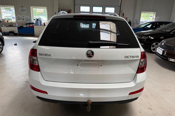 Hvid Skoda Octavia fra 2017
